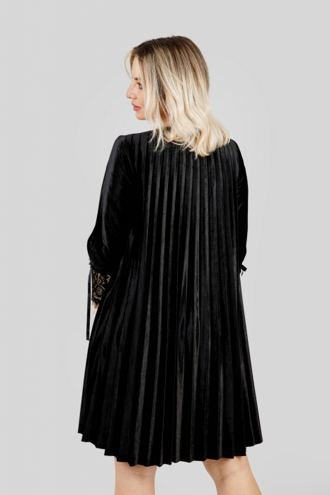 Rochie plisata neagra din catifea cu insertie de dantela [4]
