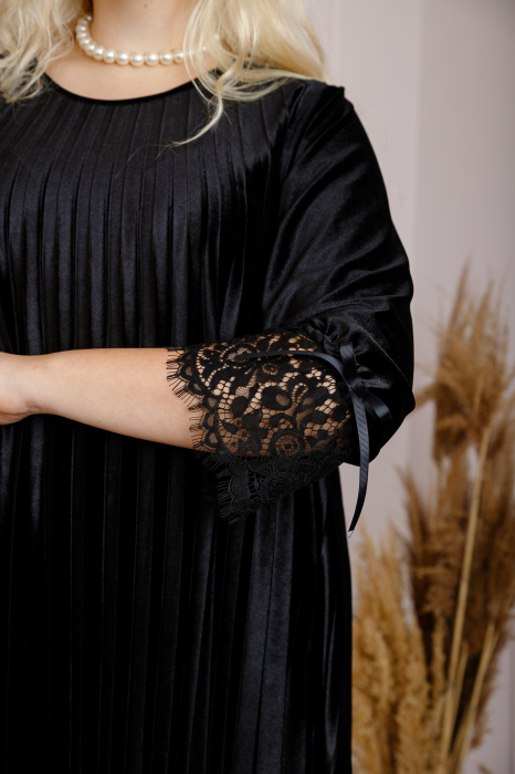 Rochie plisata plus size din catifea neagra Beatrice [2]