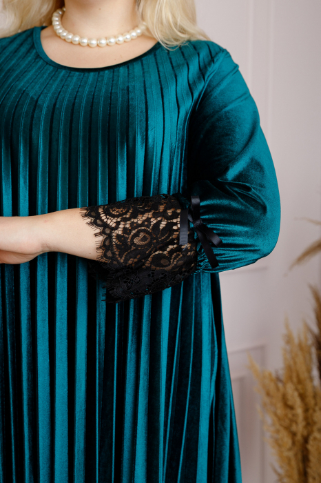 Rochie plisata plus size din catifea verde Beatrice [2]