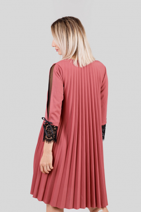 Rochie plisata roz somon cu insertie de dantela [4]