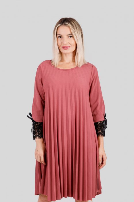 Rochie plisata roz somon cu insertie de dantela [2]