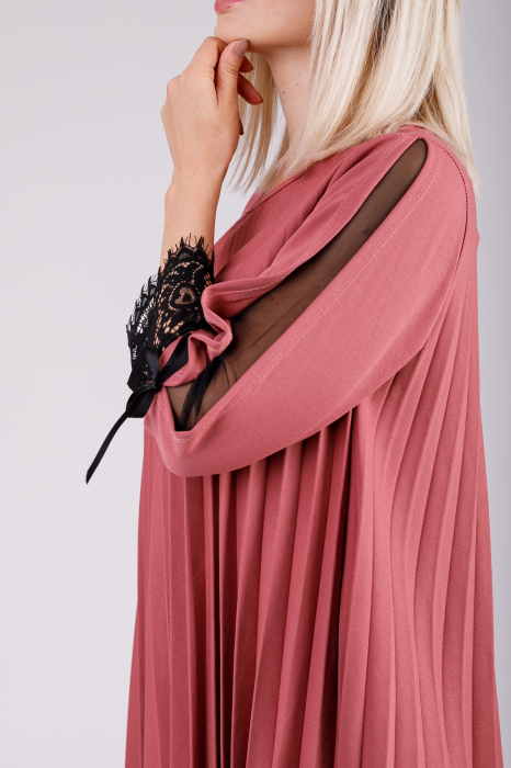 Rochie plisata roz somon cu insertie de dantela [3]