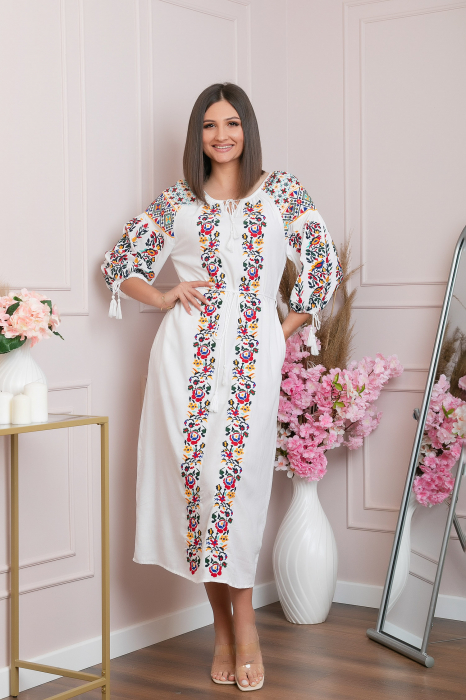 Rochie traditionala alba cu model floral tricolor Malina [3]