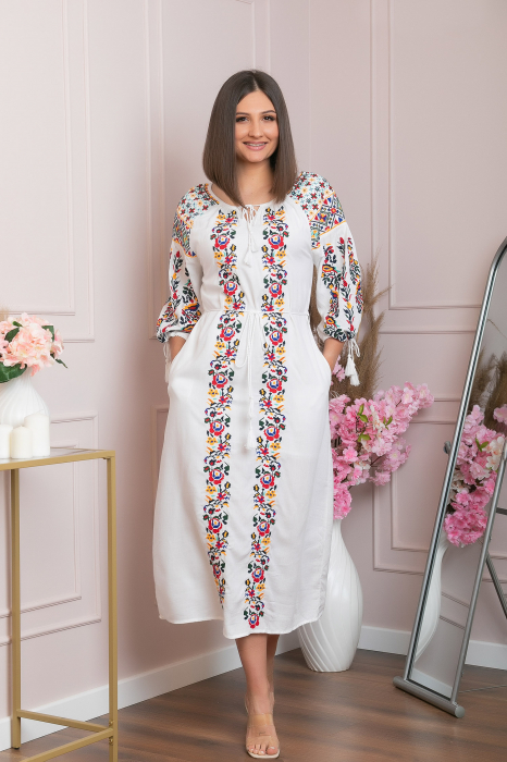 Rochie traditionala alba cu model floral tricolor Malina [4]