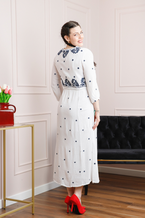 Rochie traditionala alba cu motiv floral albastru Adina [3]