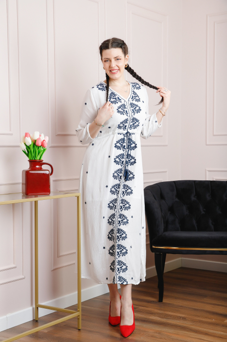 Rochie traditionala alba cu motiv floral albastru Adina [4]