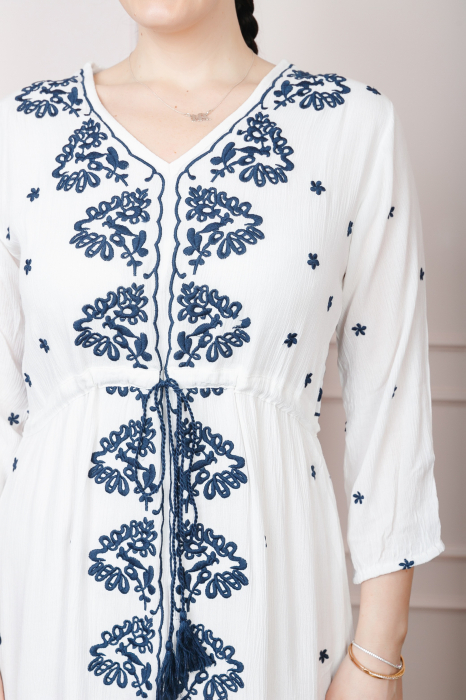 Rochie traditionala alba cu motiv floral albastru Adina [2]