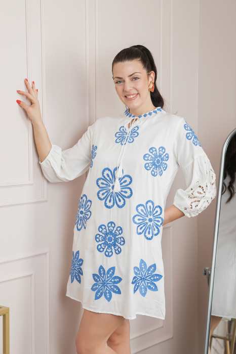 Rochie traditionala alba cu motiv floral albastru Adriela [3]