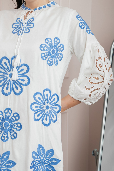 Rochie traditionala alba cu motiv floral albastru Adriela [2]