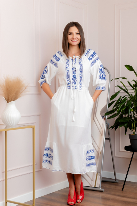 Rochie traditionala alba cu motiv floral albastru Viorica [1]