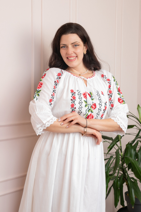 Rochie traditionala alba cu motiv floral rosu Mirabela [2]