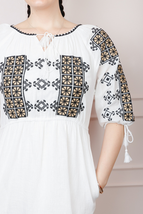 Rochie traditionala alba cu motiv geometric auriu Matilda 02 [2]