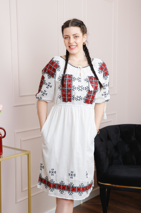 Rochie traditionala alba cu motiv geometric rosu Matilda 03 [3]