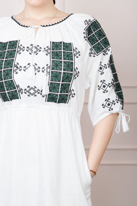 Rochie traditionala alba cu motiv geometric verde Matilda 01 [2]
