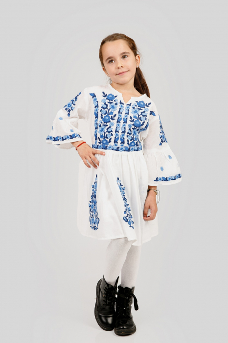 Rochie traditionala alba pentru fetite cu motiv floral albastru Sofia [4]