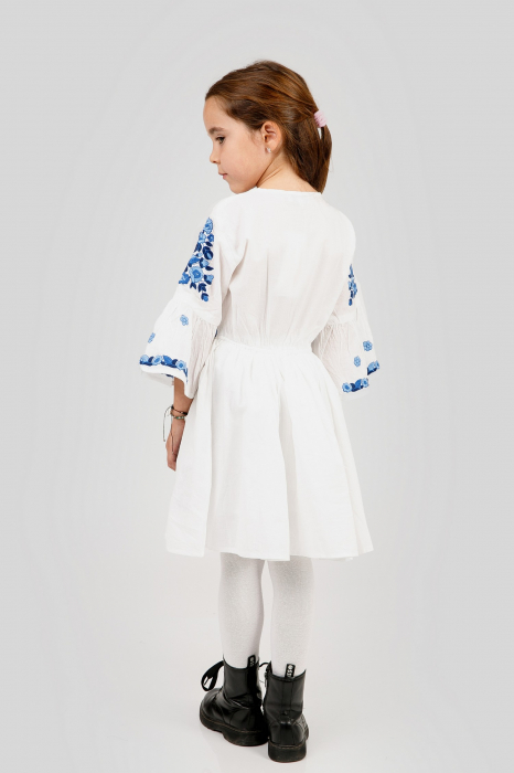 Rochie traditionala alba pentru fetite cu motiv floral albastru Sofia [3]