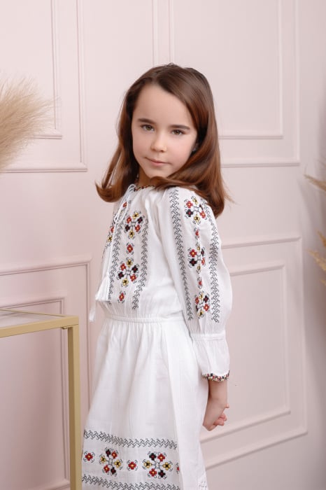 Rochie traditionala alba pentru fetite cu motiv floral multicolor Romanita [3]