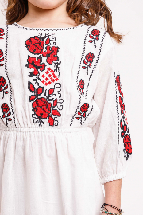 Rochie traditionala alba pentru fetite cu motiv floral rosu Mateea [2]