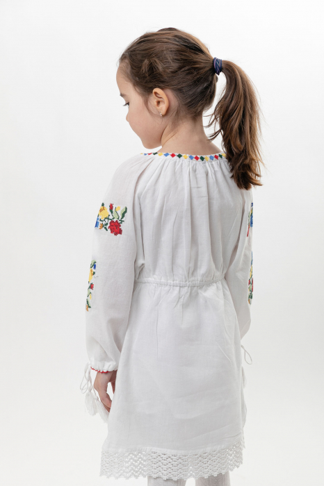 Rochie traditionala alba pentru fetite cu motiv floral tricolor Ilinca [3]