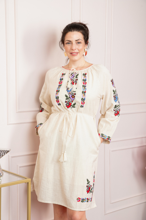 Rochie traditionala crem cu motiv floral multicolor Laura [4]