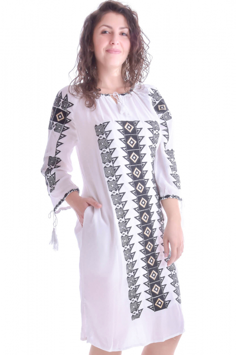 Rochie traditionala dreapta alba cu motiv geometric negru Adriana [2]