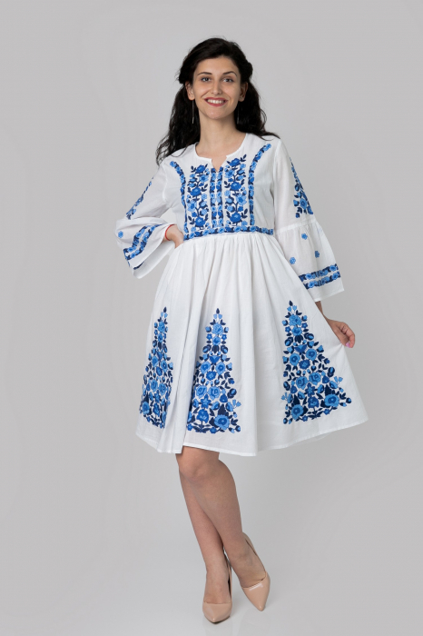 Rochie traditionala evazata alba cu motiv floral albastru Iris [4]