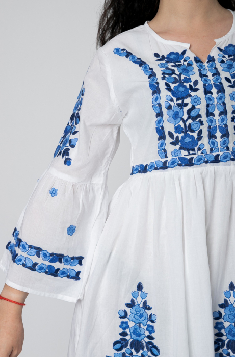 Rochie traditionala evazata alba cu motiv floral albastru Iris [2]