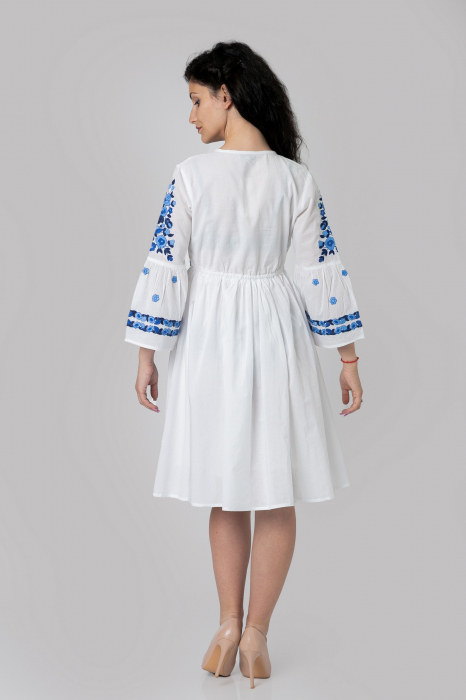 Rochie traditionala evazata alba cu motiv floral albastru Iris [3]