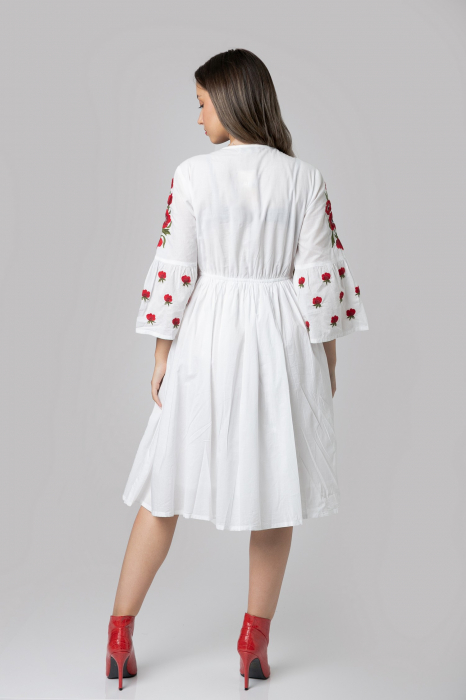 Rochie traditionala evazata alba cu motiv floral rosu Carina [3]