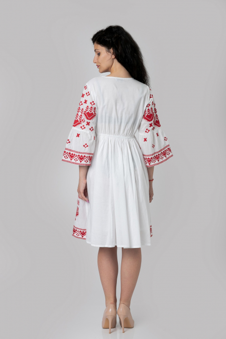 Rochie traditionala evazata alba cu motiv geometric rosu Carla [3]