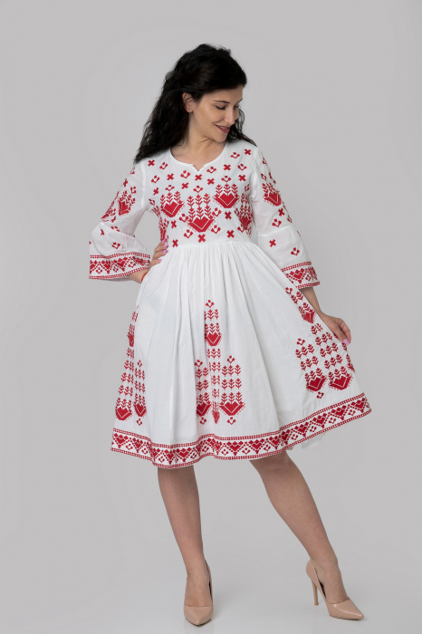Rochie traditionala evazata alba cu motiv geometric rosu Carla [4]