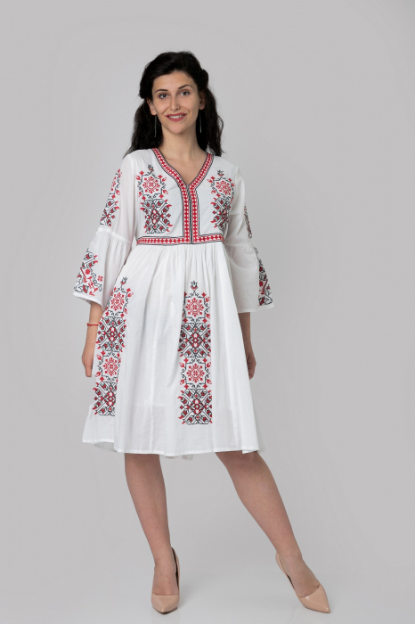 Rochie traditionala evazata alba cu motiv geometric rosu Darina [4]