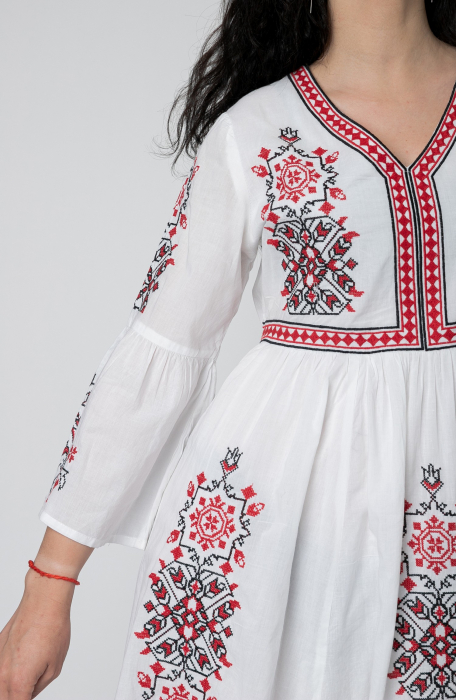 Rochie traditionala evazata alba cu motiv geometric rosu Darina [2]