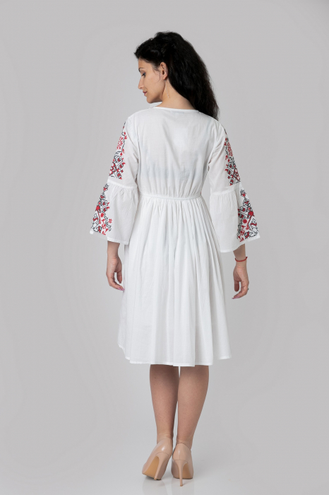Rochie traditionala evazata alba cu motiv geometric rosu Darina [3]