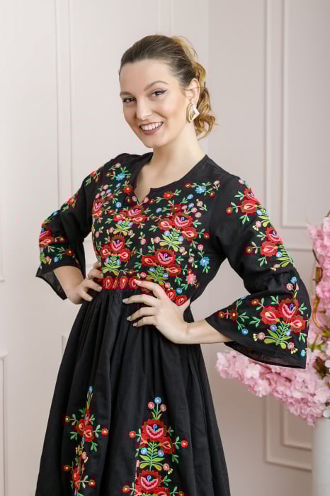 Rochie traditionala evazata neagra cu motiv floral multicolor Crina 02 [3]