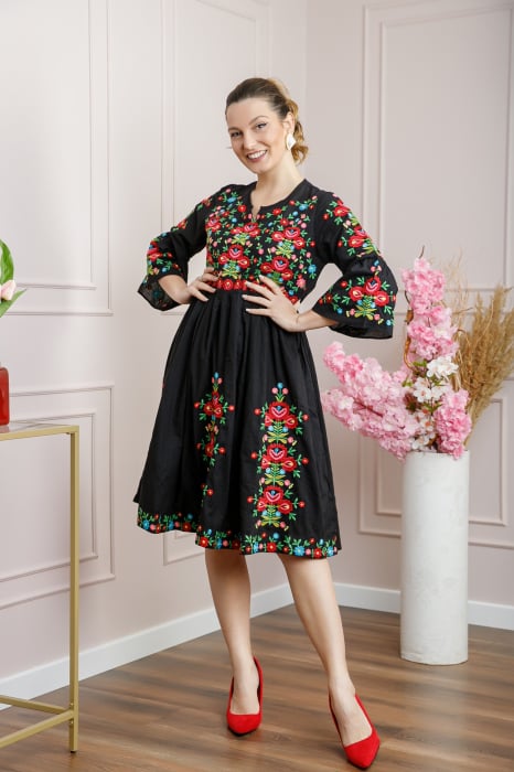 Rochie traditionala evazata neagra cu motiv floral multicolor Crina 02 [4]