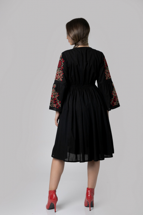 Rochie traditionala evazata neagra cu motiv floral rosu Ileana [3]