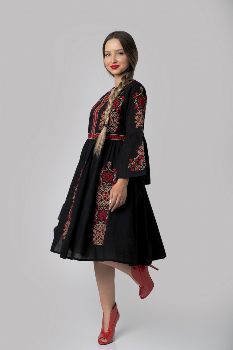 Rochie traditionala evazata neagra cu motiv floral rosu Ileana [4]