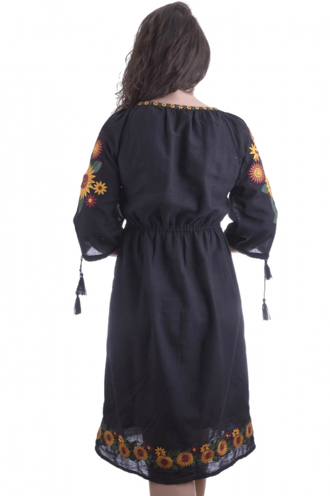 Rochie traditionala midi neagra cu motiv floarea-soarelui Sorana [3]