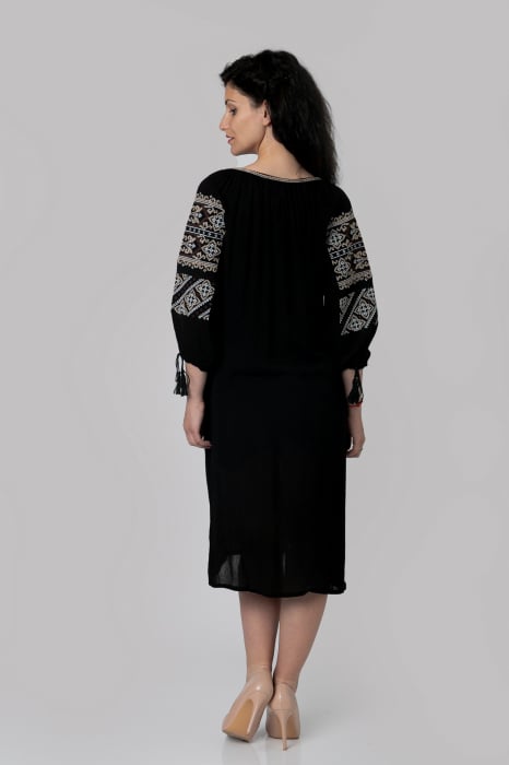 Rochie traditionala midi neagra cu motiv floral crem Tamara [4]