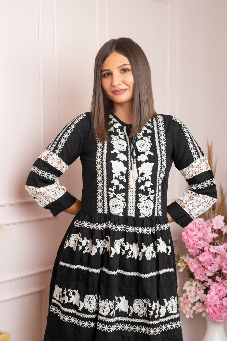 Rochie traditionala neagra cu model floral alb Ema 01 [2]