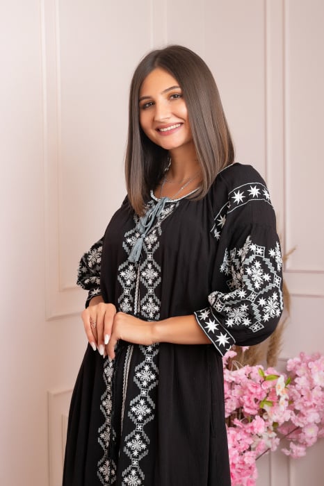 Rochie traditionala neagra cu model geometric alb Cecilia [2]