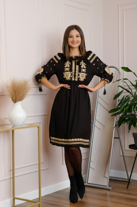Rochie traditionala neagra cu motiv floral auriu Raluca