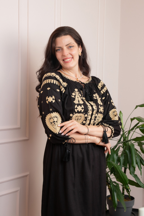 Rochie traditionala neagra cu motiv floral auriu Raluca [2]