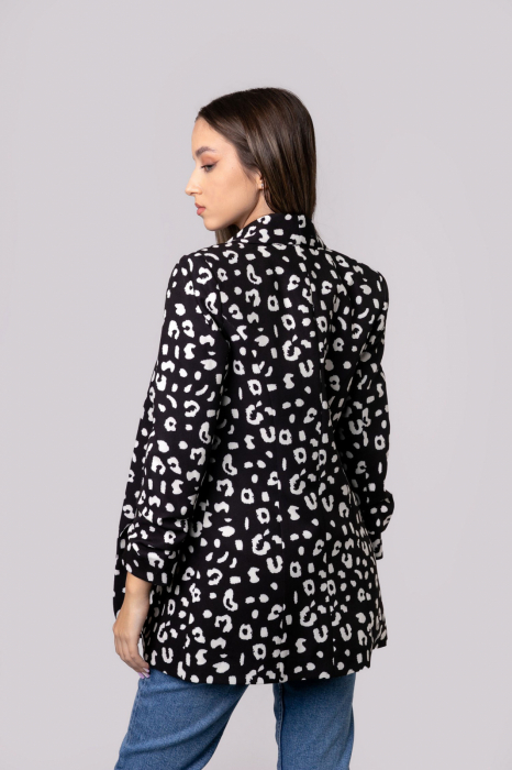 Sacou negru cu animal print si maneci incretite [4]