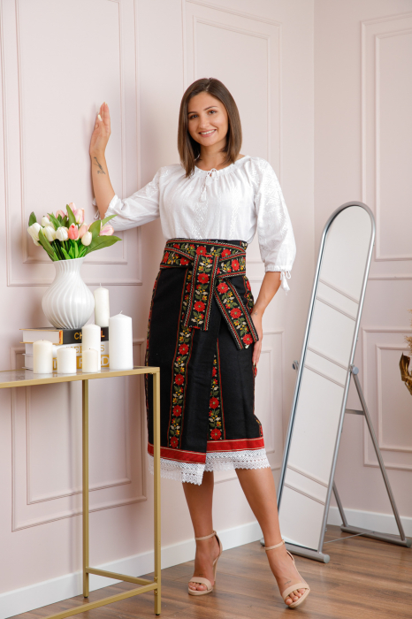 Set traditional catrinta si brau cu broderie florala rosie Maria [3]