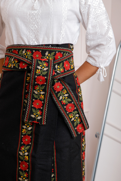 Set traditional catrinta si brau cu broderie florala rosie Maria [2]