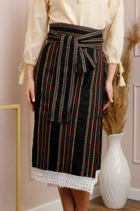 Set traditional catrinta si brau cu broderie rosie Irina 02 [2]