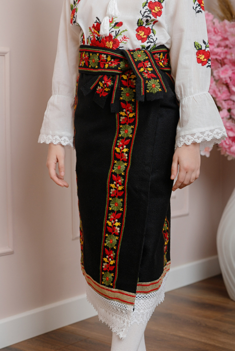 Set traditional catrinta si brau pentru fetite cu broderie rosie Sonia 01 [2]