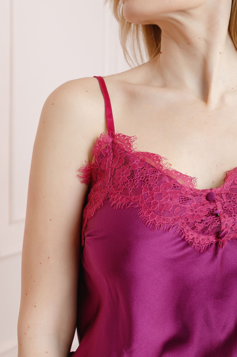 Top magenta cu aplicatie din dantela pe bust [2]